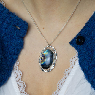 No. 910 - Silver Kelp Oval Labradorite Pendant