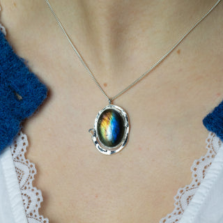 No. 911 - Silver Kelp Oval Labradorite Pendant