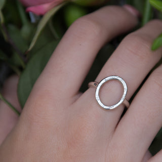Modelled image of the Organic Circle ring, featuring a band on either side of an open central circle.